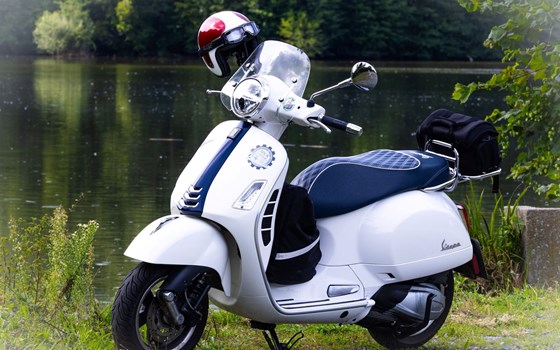 Gebrauchtmotorrad Vespa GTS 300 hpe - Bild 1