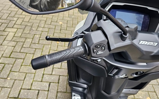 Neufahrzeug Piaggio MP3 400 Sport - Bild 11