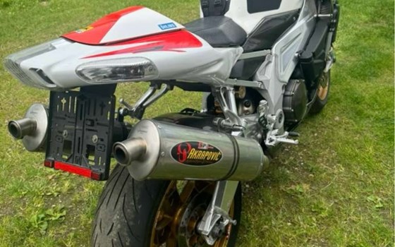Gebrauchtmotorrad Aprilia RSV 1000 Tuono R - Bild 9