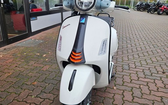 Gebrauchtmotorrad Vespa GTS 300 Super Sport - Bild 5