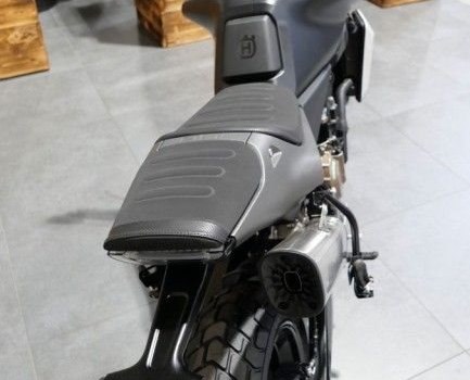 Gebrauchtmotorrad Husqvarna Svartpilen 801 - Bild 9