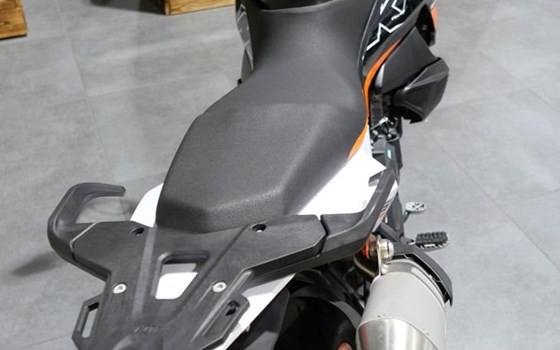 Gebrauchtmotorrad KTM 890 SMT - Bild 8