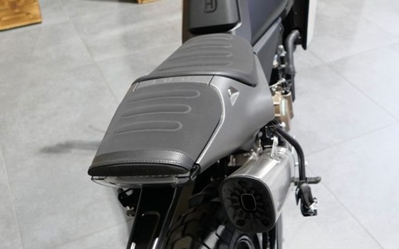 Neufahrzeug Husqvarna Svartpilen 801 - Bild 10