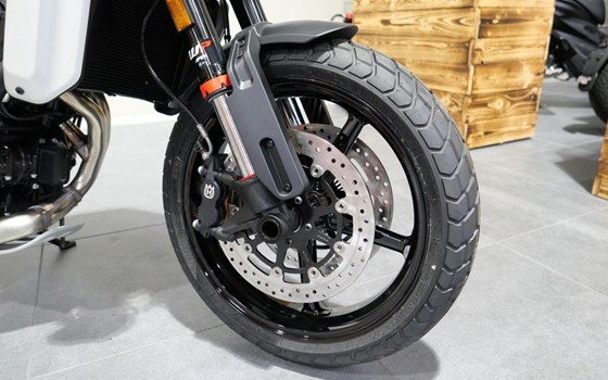 Neufahrzeug Husqvarna Svartpilen 801 - Bild 7