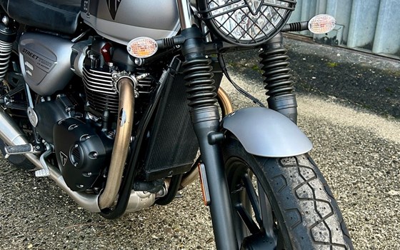 Motorrad Occasion Triumph Street Twin - Bild 2