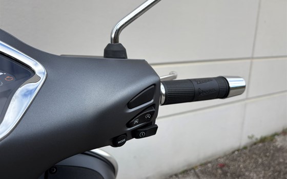 Gebrauchtmotorrad Vespa GTS 125 Super Sport - Bild 7