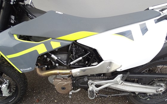 Gebrauchtmotorrad Husqvarna 701 Supermoto - Bild 6