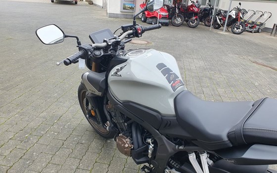 Neufahrzeug Honda CB650R E-Clutch - Bild 19