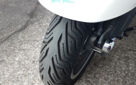 Gebrauchtmotorrad Vespa GTS 300 Super Tech - Bild 12