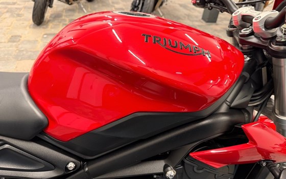 Gebrauchtmotorrad Triumph Street Triple S - Bild 3