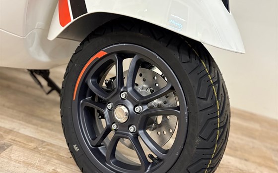 Neufahrzeug Vespa GTS 125 Super Sport - Bild 11