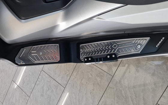 Gebrauchtmotorrad Honda Forza 300 - Bild 4