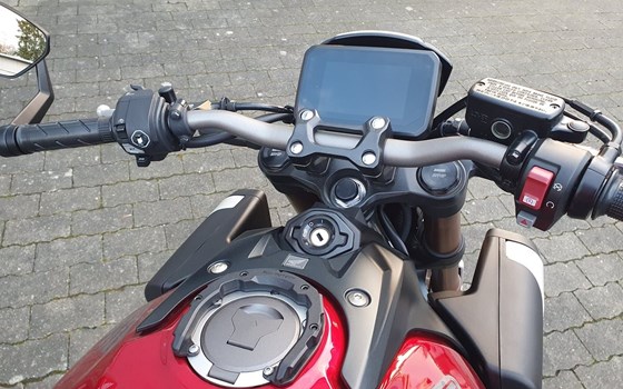 Gebrauchtmotorrad Honda CB650R E-Clutch - Bild 8