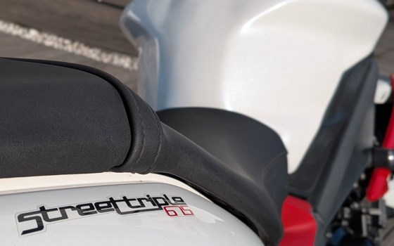 Gebrauchtmotorrad Triumph Street Triple - Bild 9