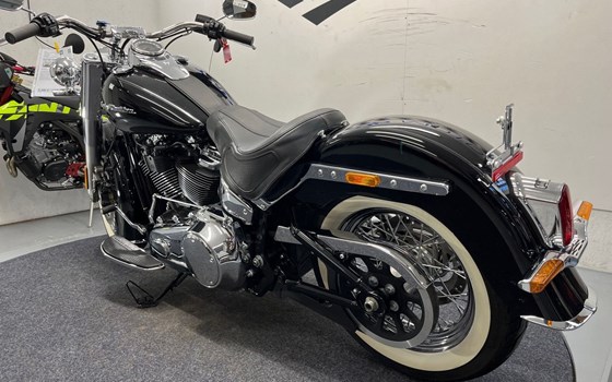 Gebrauchtmotorrad Harley-Davidson Softail Deluxe FLDE - Bild 3