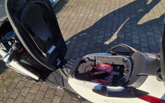 Gebrauchtmotorrad Peugeot Metropolis 400i RS - Bild 3