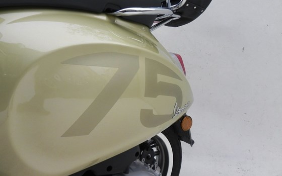 Gebrauchtmotorrad Vespa Primavera 125 75th - Bild 12