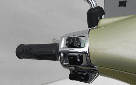 Gebrauchtmotorrad Vespa Primavera 125 75th - Bild 21