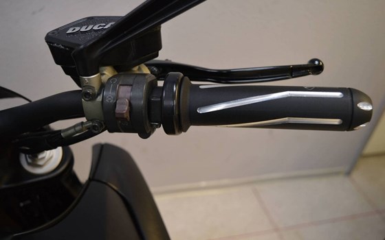 Gebrauchtmotorrad Ducati Diavel 1200 Dark - Bild 13