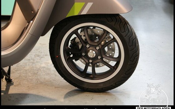 Neufahrzeug Vespa GTS 125 Super Tech - Bild 7