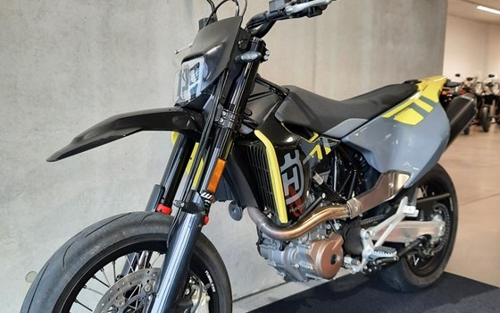 Gebrauchtmotorrad Husqvarna 701 Supermoto - Bild 3