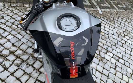 Gebrauchtmotorrad Aprilia RSV 4 Factory - Bild 11