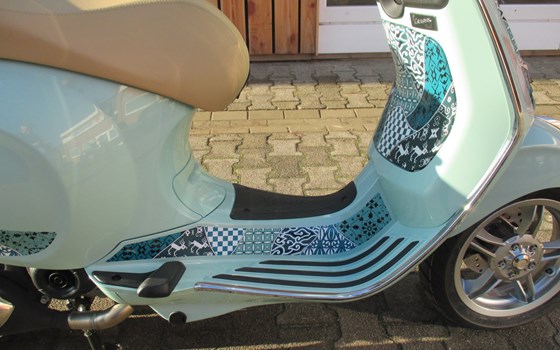 Neufahrzeug Vespa Primavera 50 Batik - Bild 12