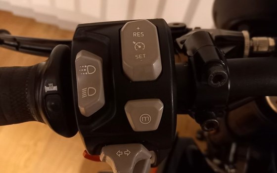 Gebrauchtmotorrad Triumph Speed Triple 1050 - Bild 11