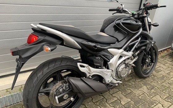 Gebrauchtmotorrad Suzuki SFV 650 Gladius - Bild 4