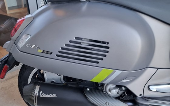 Gebrauchtmotorrad Vespa GTS 300 Super Tech - Bild 8