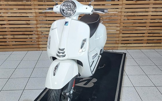 Gebrauchtmotorrad Vespa GTS 300 - Bild 2