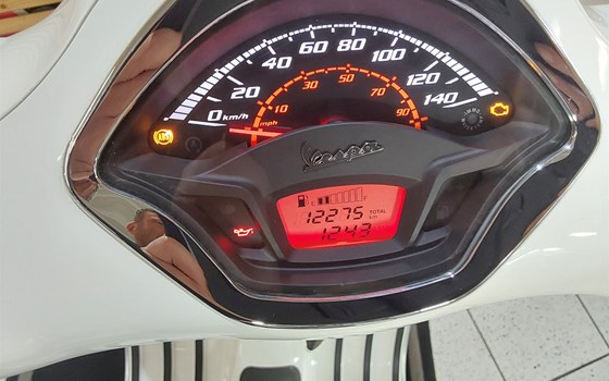 Gebrauchtmotorrad Vespa GTS 300 - Bild 6