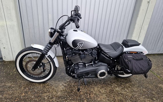 Motorrad Occasion Harley-Davidson Softail Street Bob 114 FXBBS - Bild 2