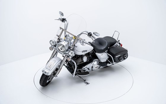 Motorrad Occasion Harley-Davidson Road King Classic FLHRC - Bild 3