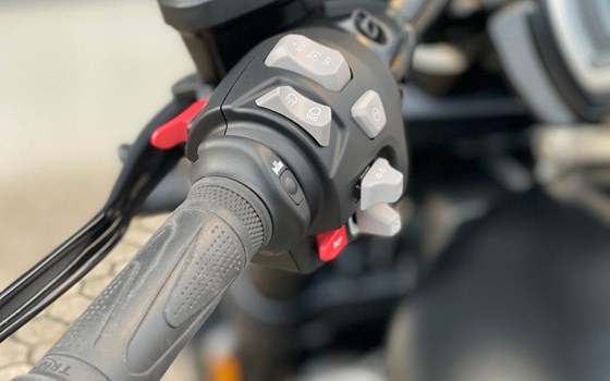 Gebrauchtmotorrad Triumph Rocket 3 Storm GT - Bild 7