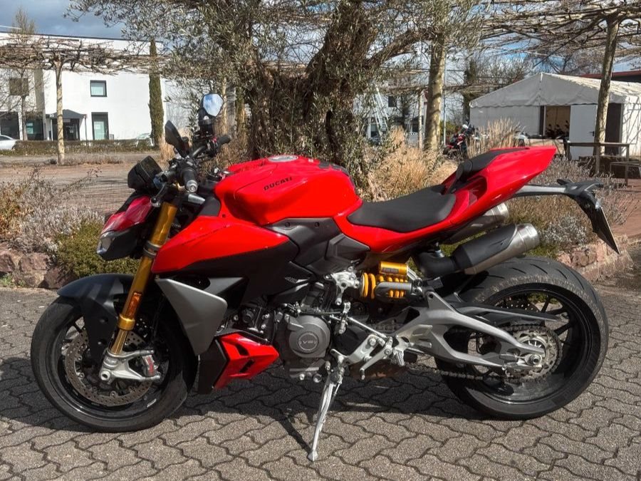 Ducati Streetfighter V2 S