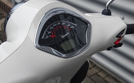 Gebrauchtmotorrad Vespa GTS 300 - Bild 4