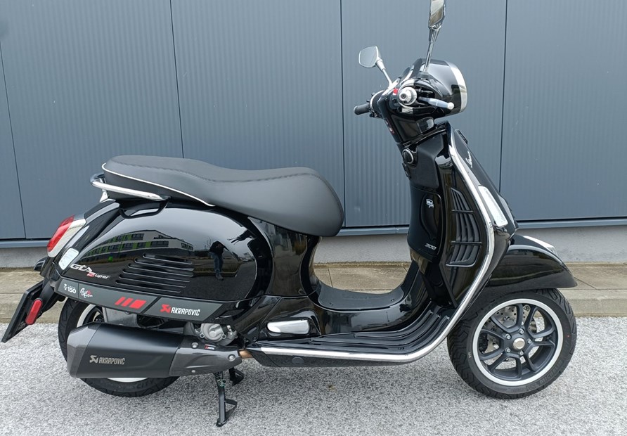 Vespa GTS 300 Super (schwarz)