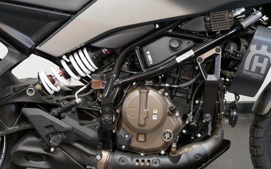 Gebrauchtmotorrad Husqvarna Svartpilen 401 - Bild 8