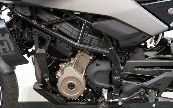 Gebrauchtmotorrad Husqvarna Svartpilen 401 - Bild 9