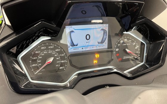 Gebrauchtmotorrad Peugeot Metropolis SW - Bild 7