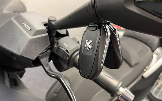 Gebrauchtmotorrad Peugeot Metropolis SW - Bild 8