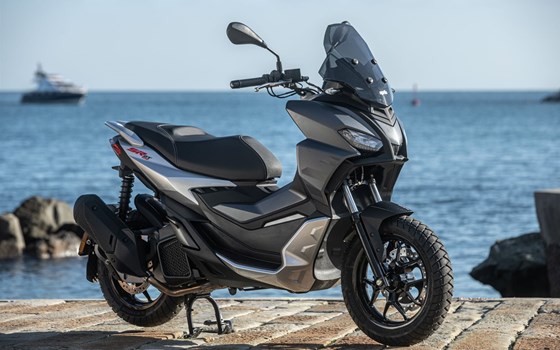 Gebrauchtmotorrad Aprilia SR GT 125 - Bild 1