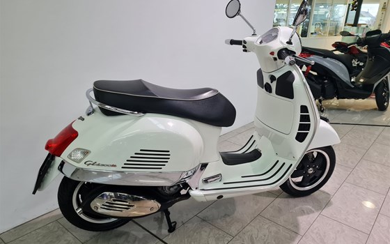 Gebrauchtmotorrad Vespa GTS 300 Super - Bild 2