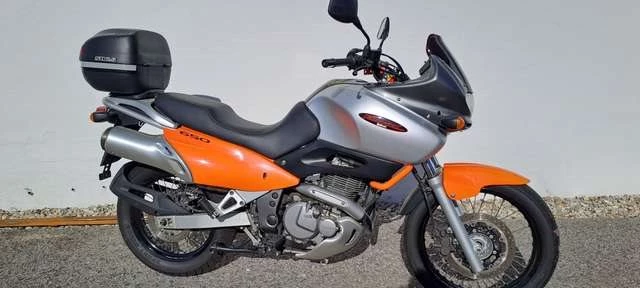 Suzuki XF 650 Freewind