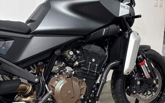 Gebrauchtmotorrad Husqvarna Svartpilen 801 - Bild 5