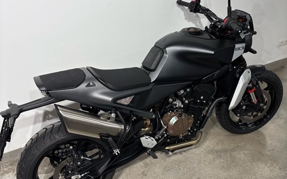 Gebrauchtmotorrad Husqvarna Svartpilen 801 - Bild 4