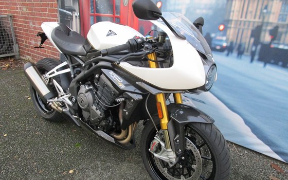 Gebrauchtmotorrad Triumph Speed Triple 1200 RR - Bild 1