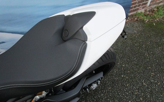 Gebrauchtmotorrad Triumph Speed Triple 1200 RR - Bild 12