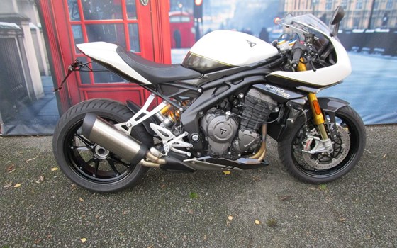 Gebrauchtmotorrad Triumph Speed Triple 1200 RR - Bild 2